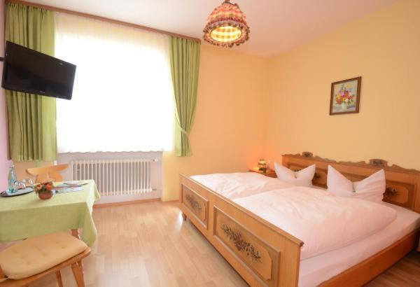 Gasthof Zur Post Hotel Und Parkplatz Vohenstrauss Buitenkant foto